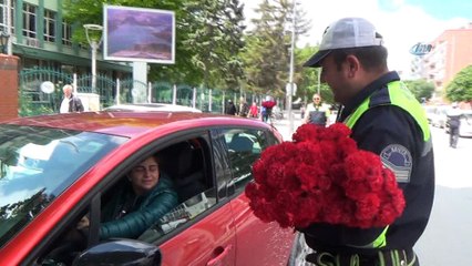 Trafik polislerinden annelere en anlamlı hediye