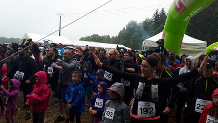 Family Trail à Pouxeux : échauffement en famille pour les participants