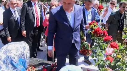 Muharrem İnce Soma maden şehitliğini ziyaret etti