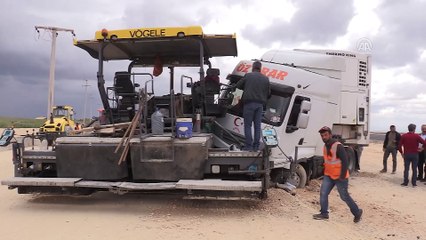 Şanlıurfa'da tır yol çalışması yapılan alana girdi: 3 yaralı