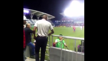 Un entraineur agressif se fait remettre en place par un supporter... Chaud