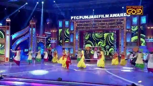 Watch Bajwa Sisters- Neeru Bajwa & Rubina Bajwa Performing LIVE At PTC Punjabi Film Awards 2018 - YouTube