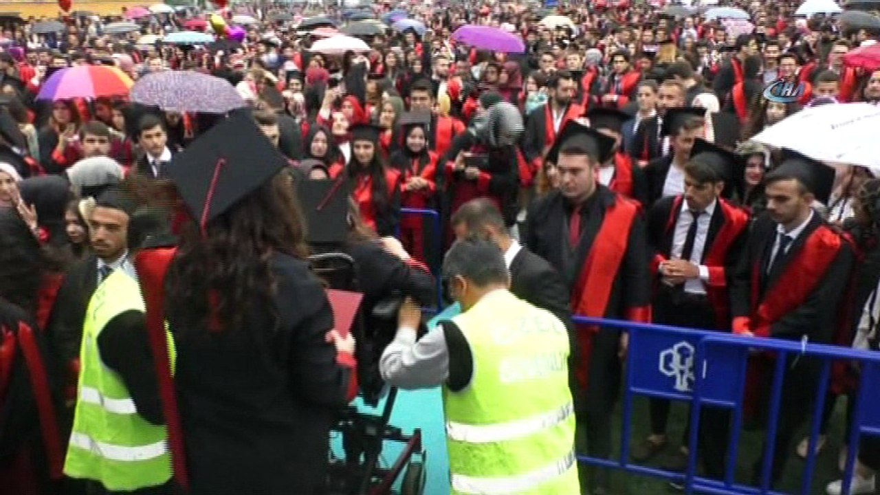 Ortaokul ve liseyi dışarıdan bitiren anne, kızı ile başladığı üniversiteyi birincilikle bitirdi