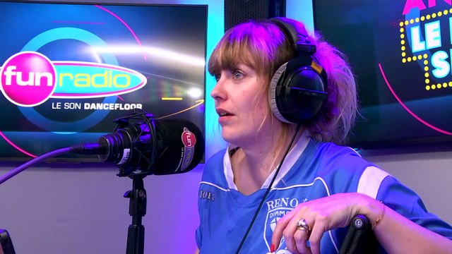 Il se fait tatouer n'importe quoi sur le bras