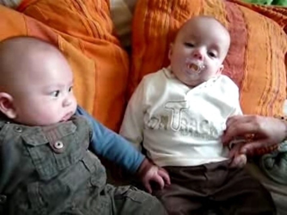 Morgan et Ange sur le canapé