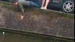 Il essaie de récupérer une canette dans un canal (Amsterdam)