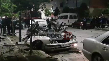 Report TV - Atentati me tritol në Fier, sapo hipën pronari shperthen Benz-i