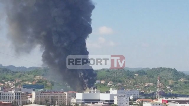 Report TV - Tiranë, zjarr i fuqishëm në një fabrikë riciklimi në Kashar