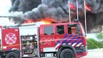 Zjarri tek fabrika e riciklimit, shefi i zjarrfikëses: Po punojmë për të mbajtur nën kontroll flakët