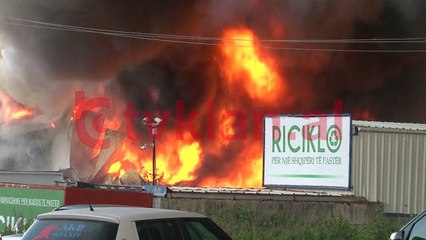 Zjarr i madh në fabrikën e riciklimit në Mëzez