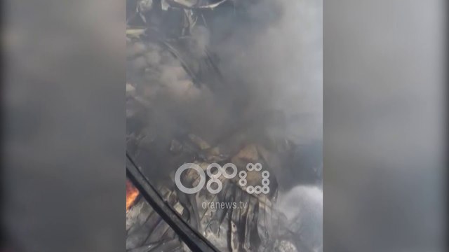 Shikoni pamjet nga brenda fabrikës së riciklimit, e cila sot u shkrumbua nga flakët