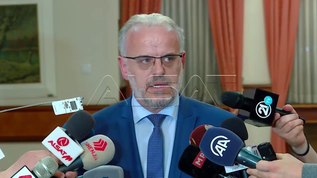 Иванов и понатаму го држи во заложништво Законот за јазици