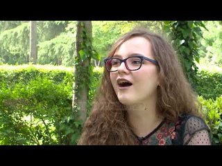 Përkthyesja e gjuhës së shenjave; 21-vjeçarja, e mësoi autodidakt