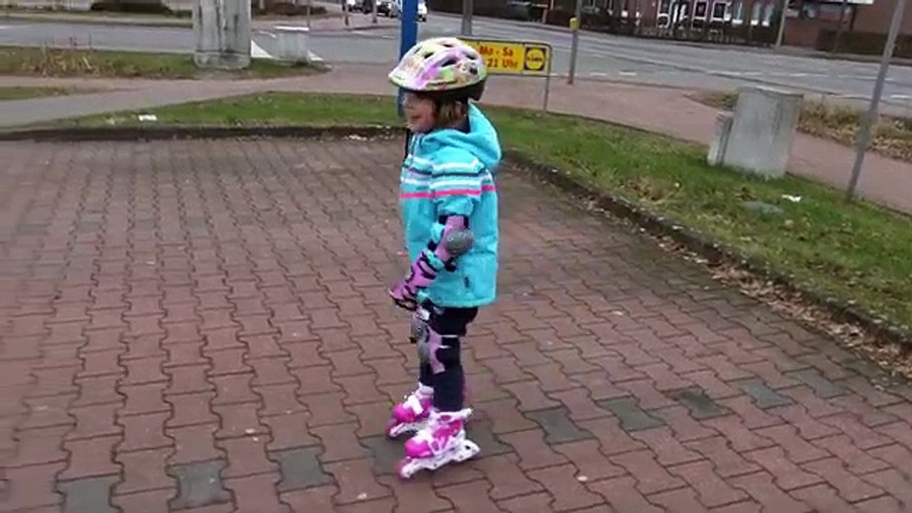 INLINER FAHREN - Hannah fährt auf Inlineskates - Rollerblading für Anfänger