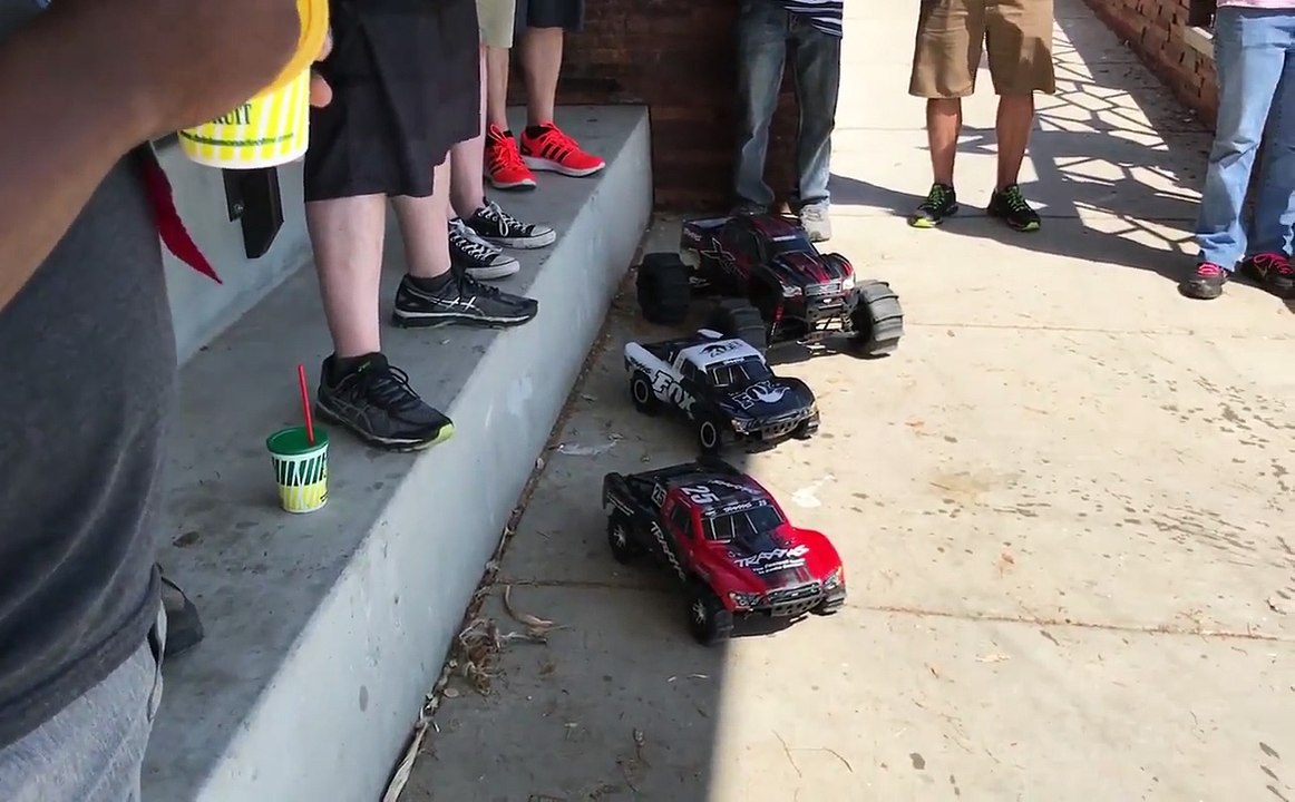 Leurs voitures télécommandées sont tellement puissantes qu'elles roulent sur l'eau