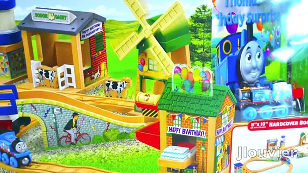 Thomas And Friends THOMAS BIRTHDAY SURPRISE SET - Wooden Railway Toy Train Review