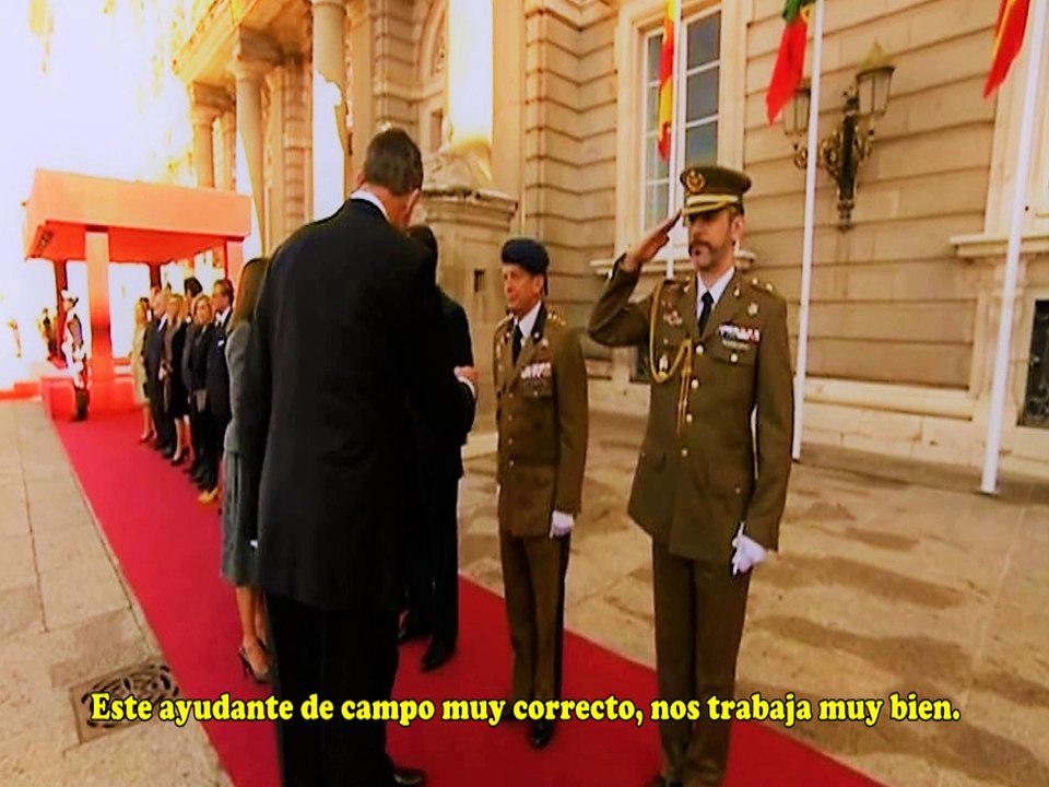 Errores de Protocolo | El guante de gala en los saludos a los royal