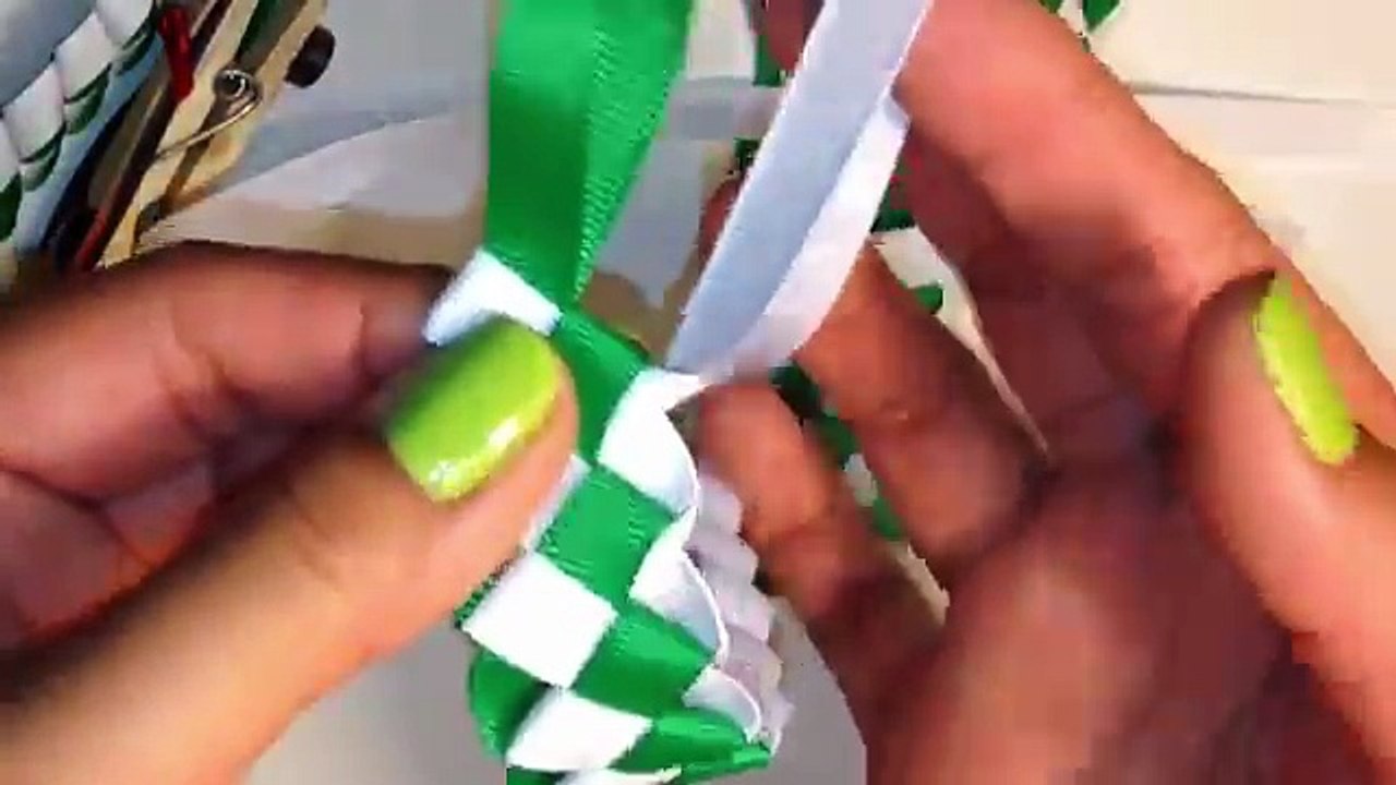 DIY: Butterfly Money Ribbon Lei - video Dailymotion