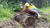 Amazing Little Sister and Brother Catch Big Snake Using Bamboo Fish Trap