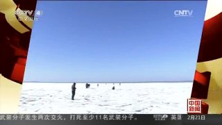 [中国新闻]辽宁大连：观海景被困浮冰上 直升机救回一家五口