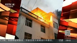 [中国新闻]浙江遂昌：四层民房着火 消防员抱出喷火煤气罐