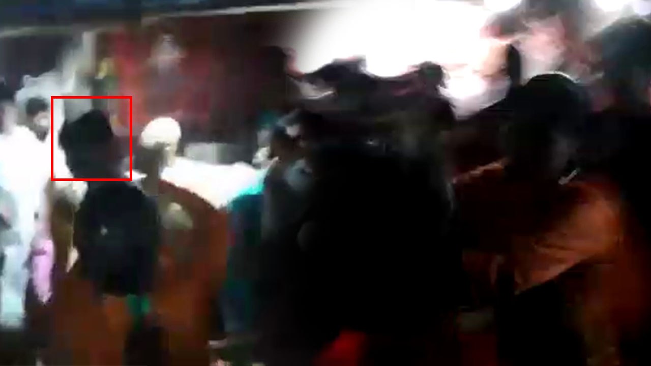 मेले में युवती से कर रहा था छेड़छाड़, युवती ने दौड़ा-दौड़ा कर पीटा