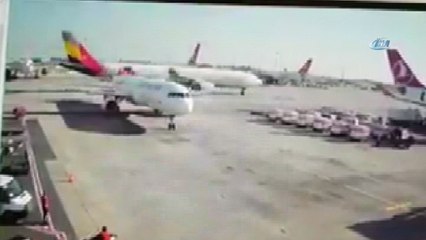 Atatürk Havalimanı'nda uçağın çarpma anı kamerada