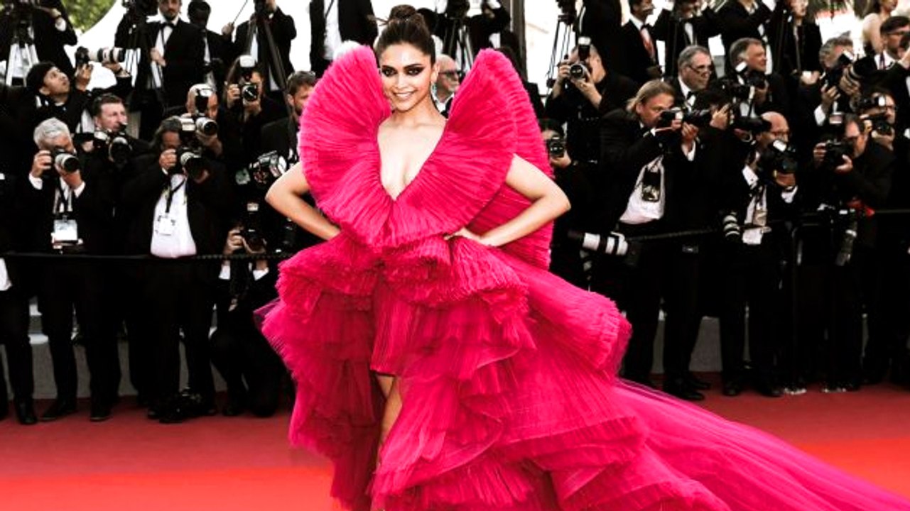 Cannes 2018: Deepika Padukone Looks Stunning In Her White Gown | Bollywood Buzz