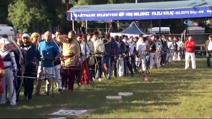 Okçular Altın Dolu Küpü Kırmak İçin Yarıştı