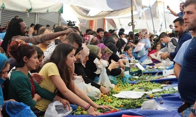 Pazarın tamamını satın aldı, vatandaşa bedava dağıttı