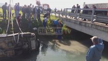 Aksidenti tragjik në Fier, momenti kur një nga viktimat nxirret nga kanali ku kishte rënë makina