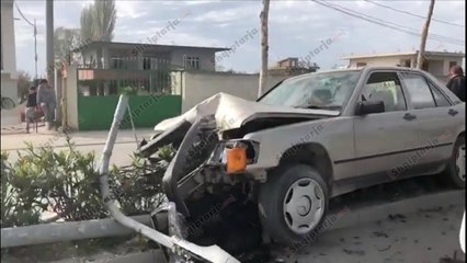 Report TV - Aksident në Fier, makina me shpejtësi përplaset me trafikndarësen