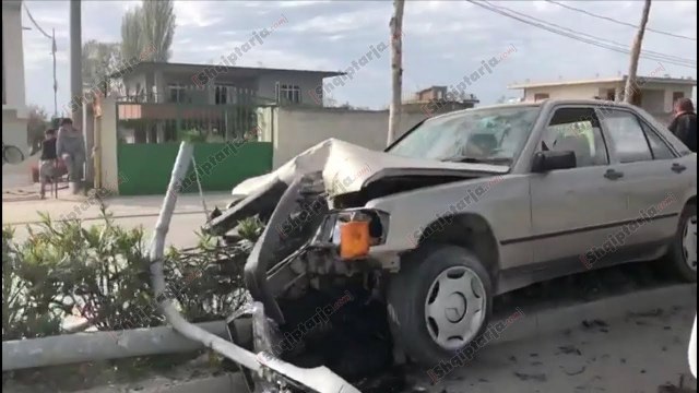 Report TV - Aksident në Fier, makina me shpejtësi përplaset me trafikndarësen