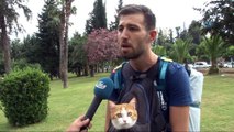 Göğsündeki kedisiyle otostop çekip Türkiye'yi dolaşıyor