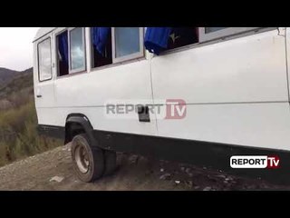 Report TV - Përmbyset furgoni në Elbasan, fati shpëton 25 pasagjerët