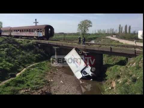 Report TV - Treni përplas kamionçinën dhe e hedh poshtë urës, tre të plagosur