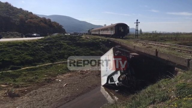 Report TV - Treni përplas kamionçinën dhe e fluturon poshtë urës, tre të plagosur