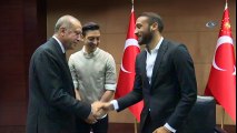 Cumhurbaşkanı Erdoğan, İngiltere’de Oynayan Türk Futbolcularla Buluştu