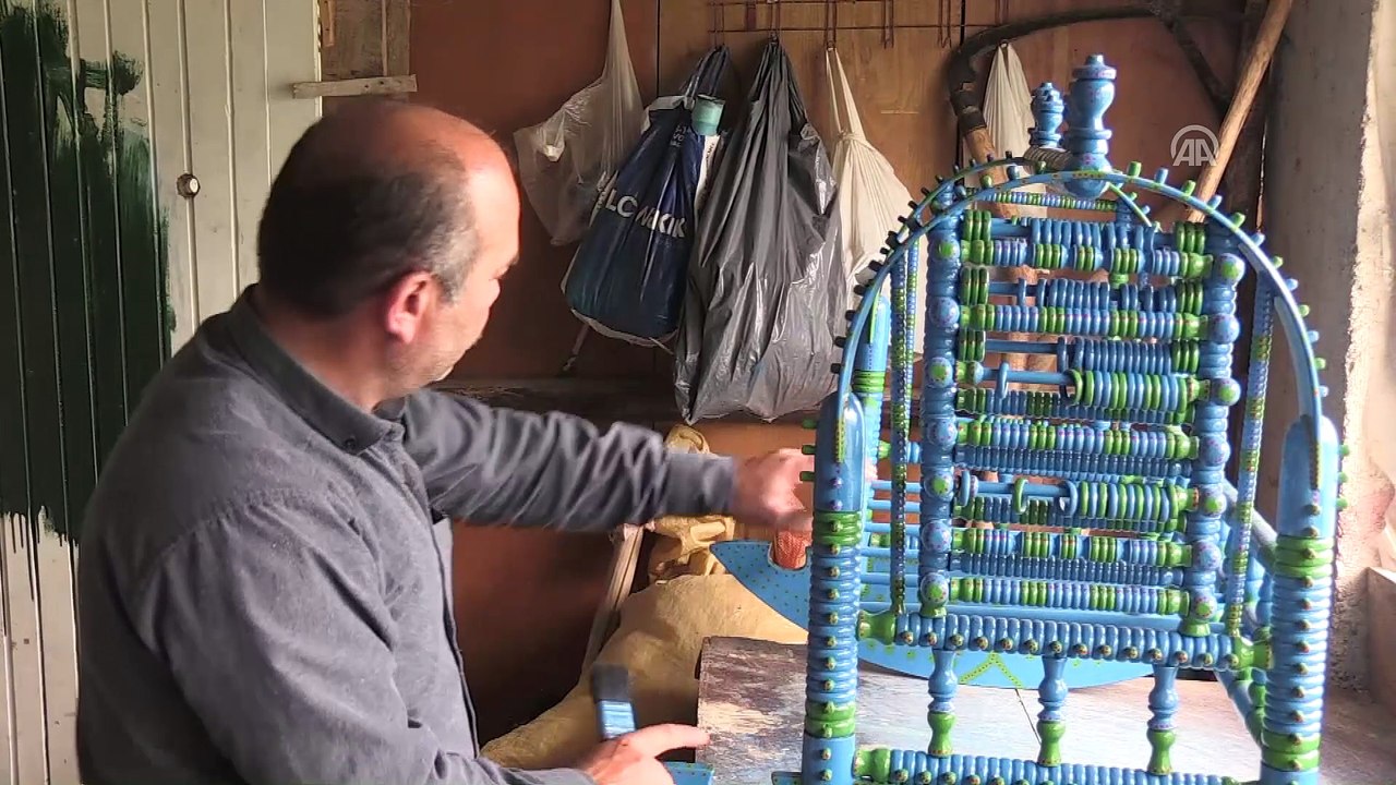 Ürettiği tahta beşikleri yurt içi ve yurt dışına satıyor - GİRESUN