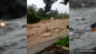 Banjir Bandang Terjang sungai  ( sangat mengerikan )