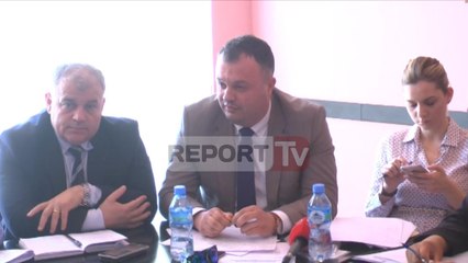 Durrës, mbledhje e rëndësishme ku diskutohet për turizmin, zyrtarja e ka mëndjen tek telefoni