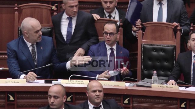 Report TV - Ministri Bushati derdh shishen e ujit drejt deputetëve të opozitës, Rama e kritikon