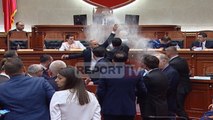 Report TV - Qese me miell dhe sende të forta drejt Ramës, dy orë kaos e dhunë nga opozita në Kuvend