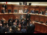 Report TV - Qese me miell dhe sende të forta drejt Ramës, dy orë kaos e dhunë nga opozita në Kuvend