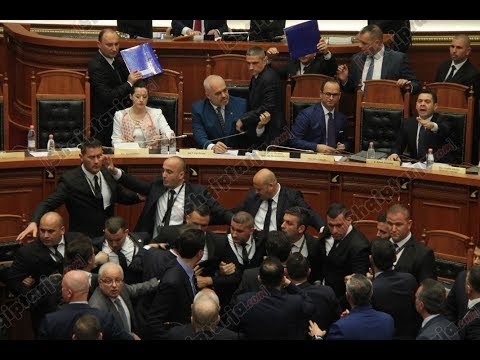 Opozita rrëmujë në foltore, Kuvendi miraton me votat e PS pr/ligjet e rendit të ditës