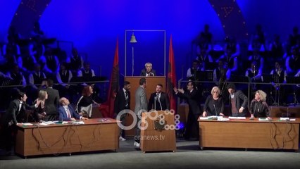 Ora News - “Parlamenti” në Teatrin Migjeni, sarkazëm me vargjet e Fishtës