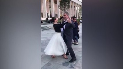 Ora News -Ambasadori austriak kërcen në mes të Sheshit Skënderbej, shikoni me kë