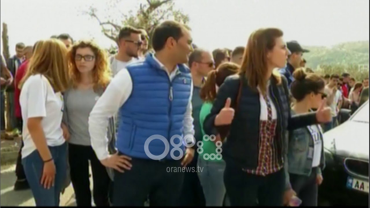 Ora News - Të rinjtë e FRPD-së dhe LRI-së i vendosin traun Ramës në Surrel