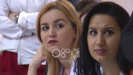 Ora News - Kursi i mikrokirurgjisë, mjeku irlandez Jack Mccain nderohet me titullin “Profesor Nderi”