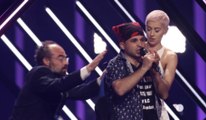Il arrache le micro d'une chanteuse en direct (Eurovision) - ZAPPING TÉLÉ DU 14/05/2018